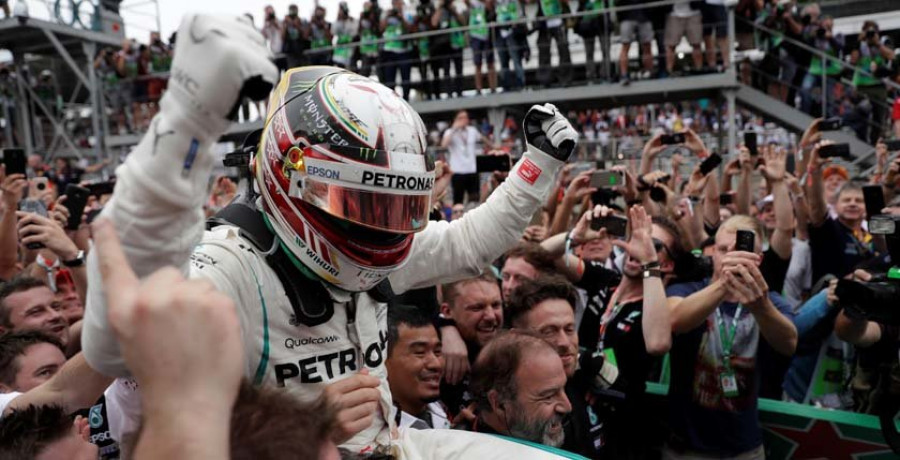 Hamilton gana y Mercedes logra su quinto título seguido