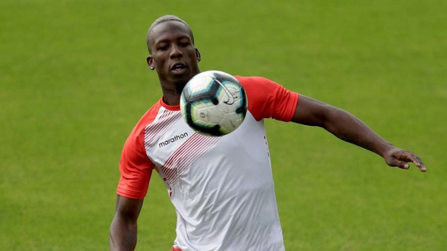 Luis Advíncula seguirá siendo titular para Paco Jémez