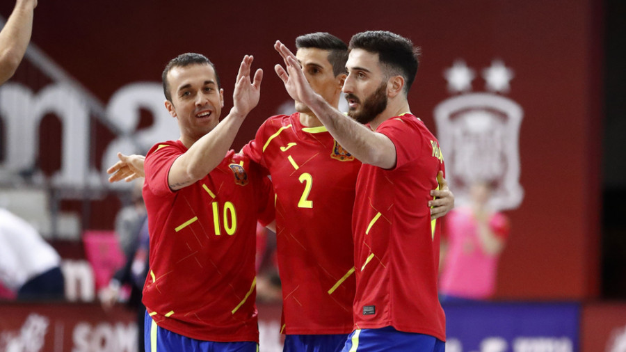 España arrasa en su debut