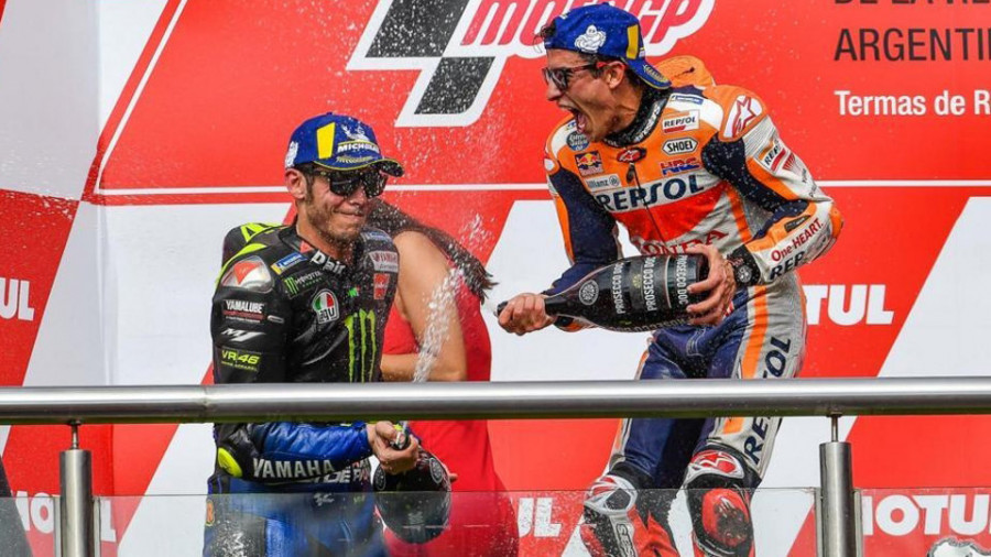 Márquez doblega a todos y estrecha la mano a Rossi