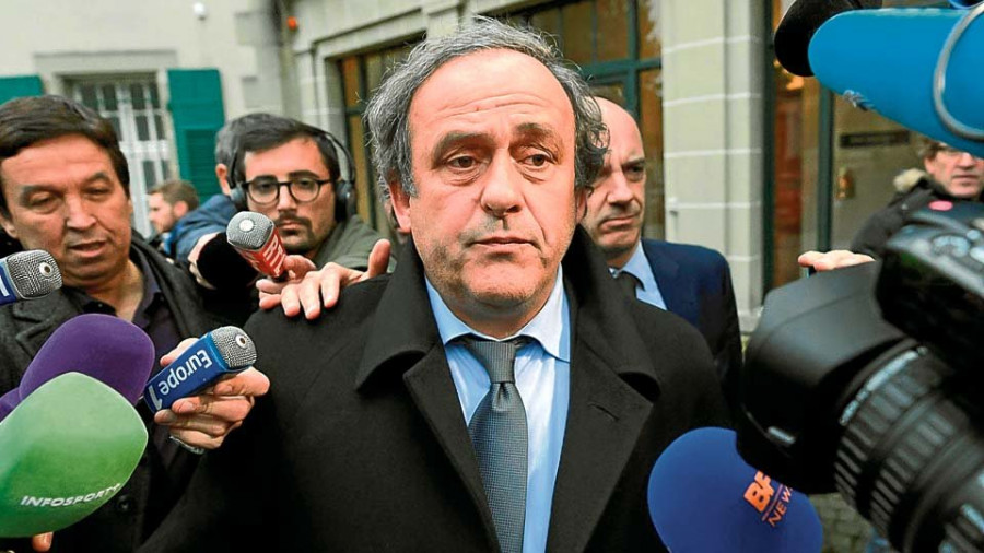 Platini, detenido, niega las acusaciones contra él