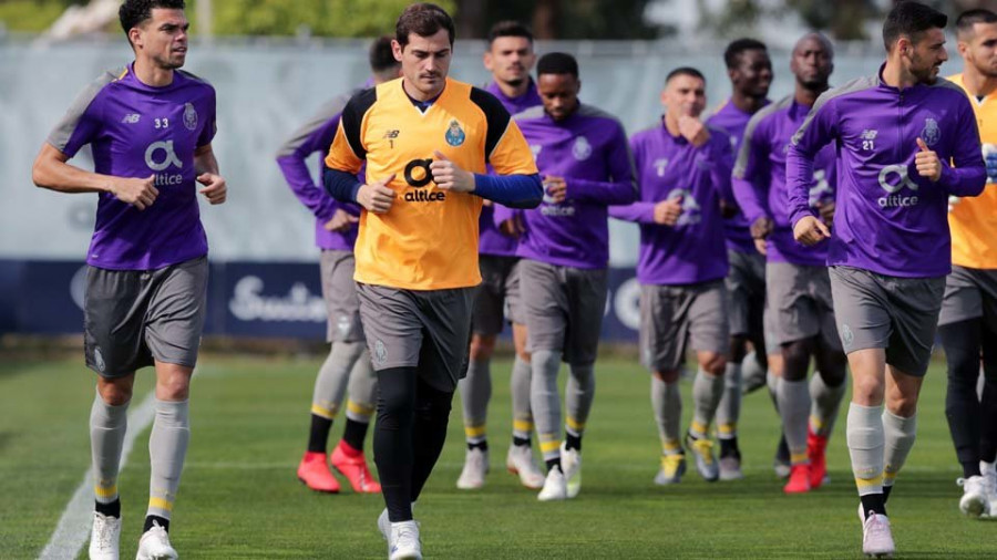 Iker Casillas recibe el calor de todos sus compañeros