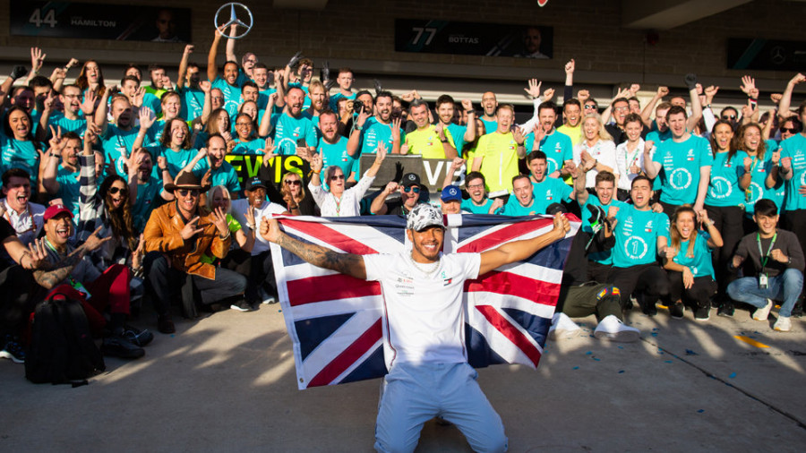 Lewis Hamilton y Mercedes celebran su sexta coronación