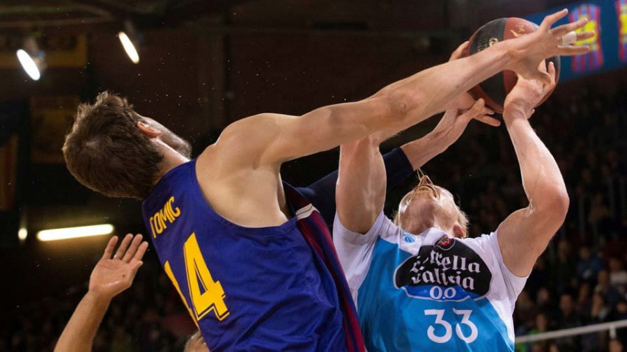 El Barça acaba el año como líder tras ganar al Obradoiro