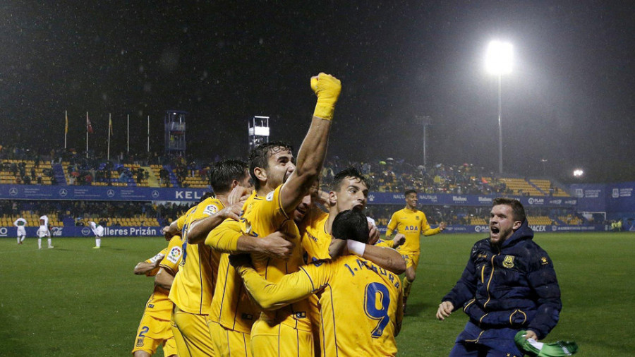 El Alcorcón asalta el liderato con un gol heroico