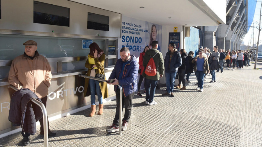 Colas en el primer día de venta 
de billetes 
en la OAD