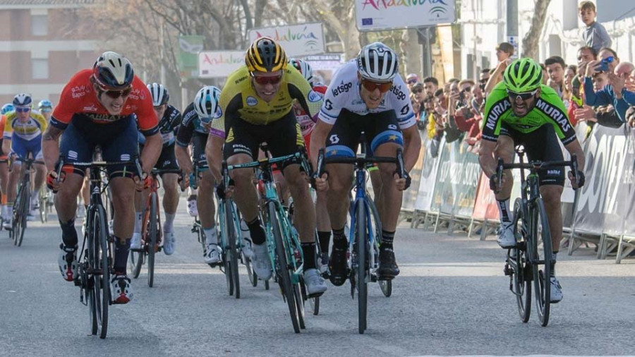 Matteo Trentin vuela en el esprint de Torredonjimeno