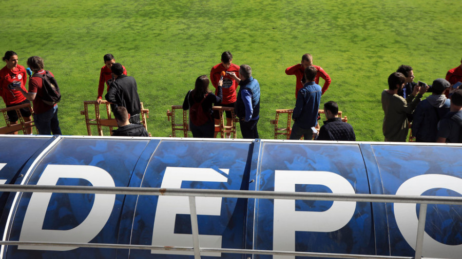 La plantilla mantiene la prudencia, pese al gran paso dado en Riazor