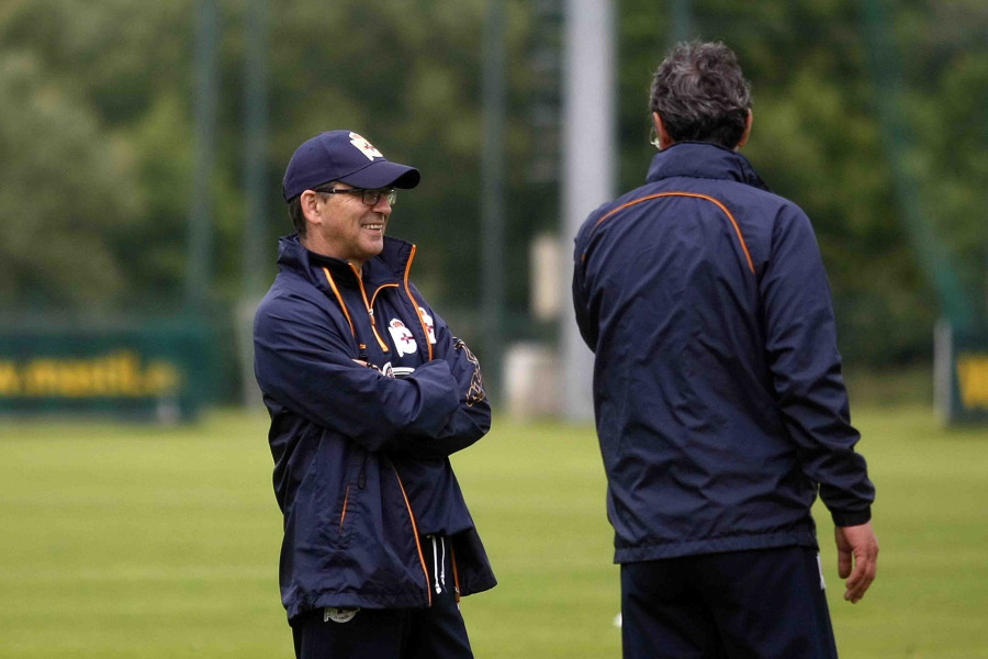 Fernando Vázquez derrocha intensidad en su primer entrenamiento