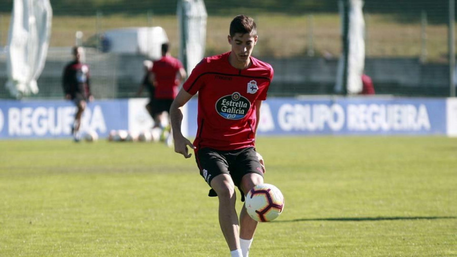 Carlos Fernández ya toca balón, pero continúa al margen