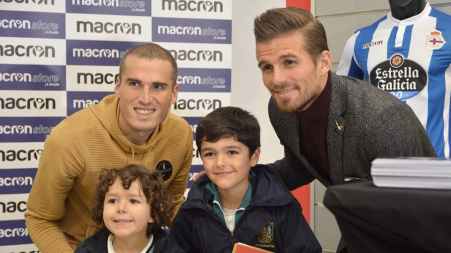 Christian Santos y Álex, con los más pequeños en la Macron Store