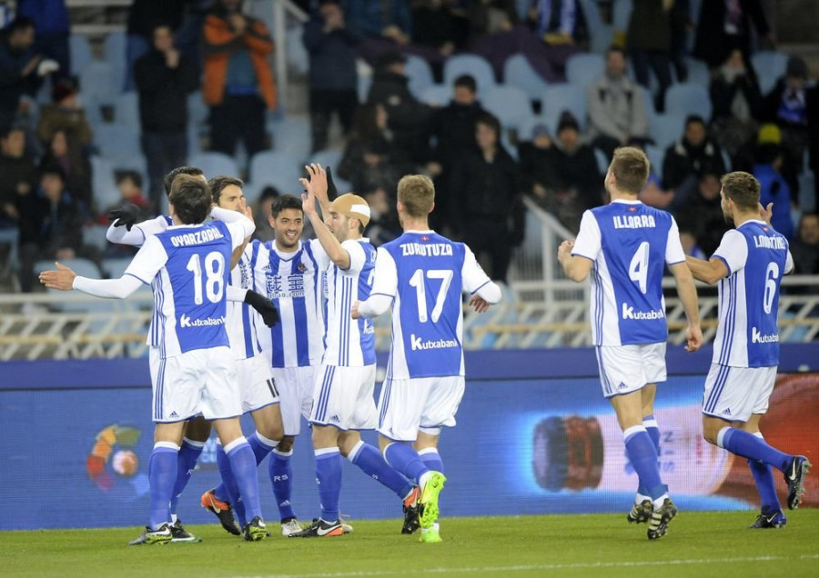 La Real Sociedad aprovecha el mal momento del Málaga y sigue soñando con Europa