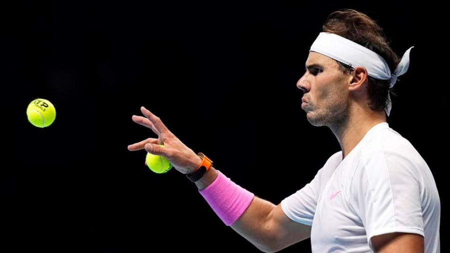 Nadal salva una bola de partido y sigue con opciones