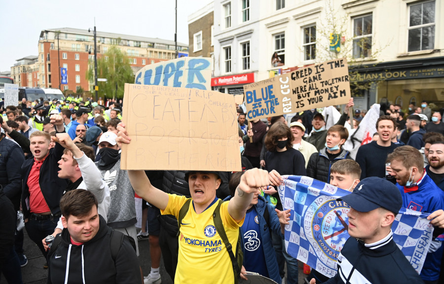 Aficionados del Chelsea protestan contra la Superliga en los aledaños de Stamford Bridge