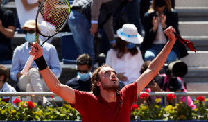 Tsitsipas frena a Sinner para avanzar a la final del Godó en Barcelona