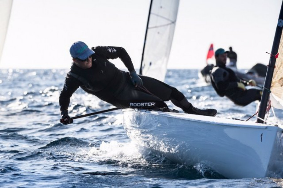 El español Joan Cardona baja a la cuarta plaza en el Mundial de la clase Finn