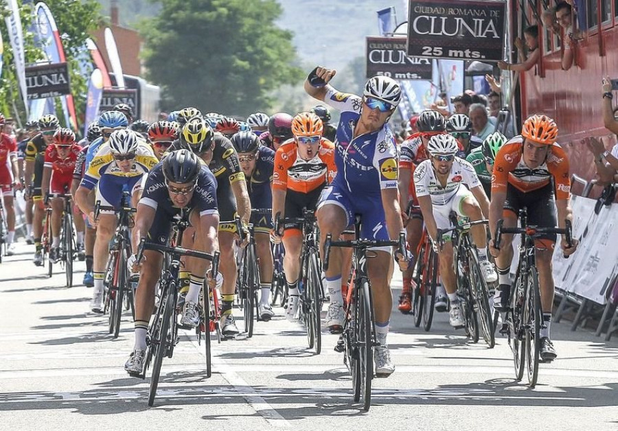 Matteo Trentin gana al sprint