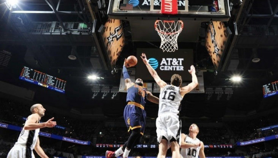 Los Spurs destrozan a los Cavaliers e Ibaka se venga de Orlando