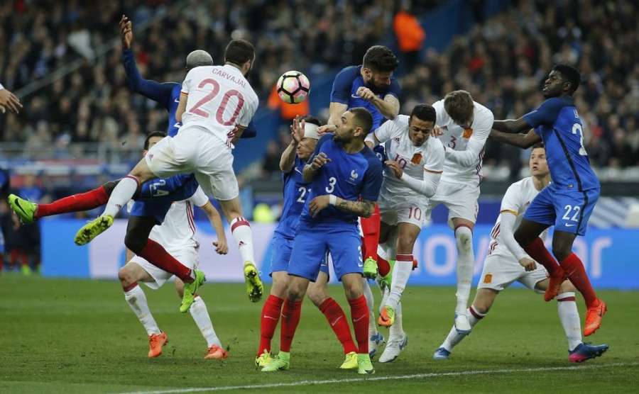 España gana a Francia en Saint Denis (0-2) en el estreno del videoarbitraje