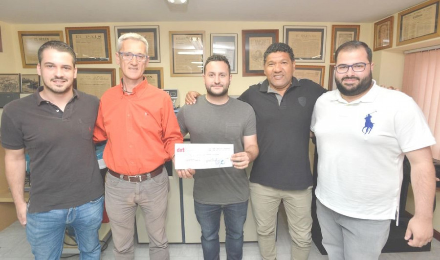 La peña RCD London recibió el cheque