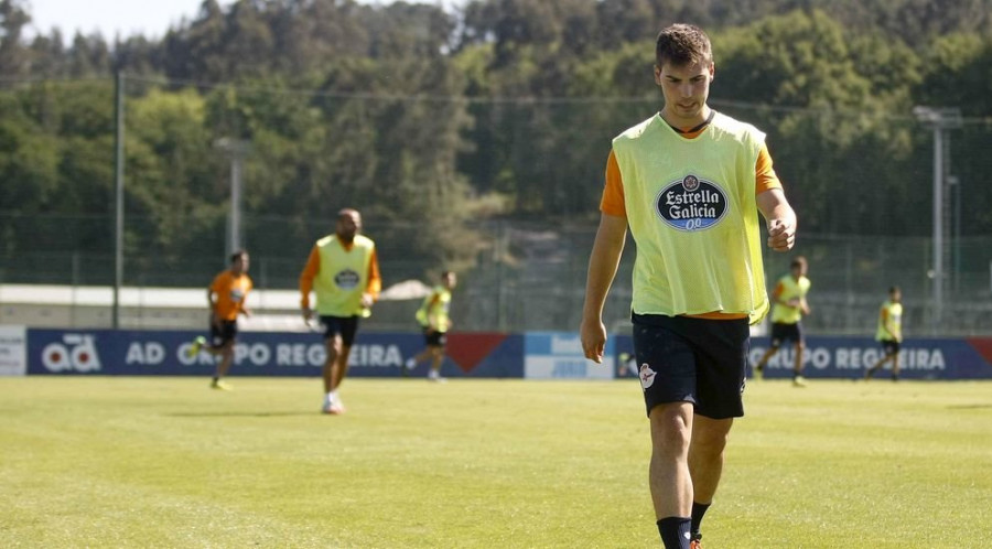 El punta Luis Fernández se entrena en Abegondo