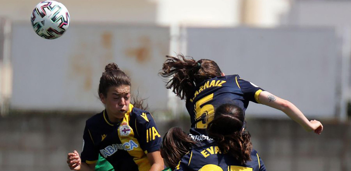 Noelia Villegas, Iris Arnaiz y Eva Dios saltan a por un balón aéreo en el partido de ayer