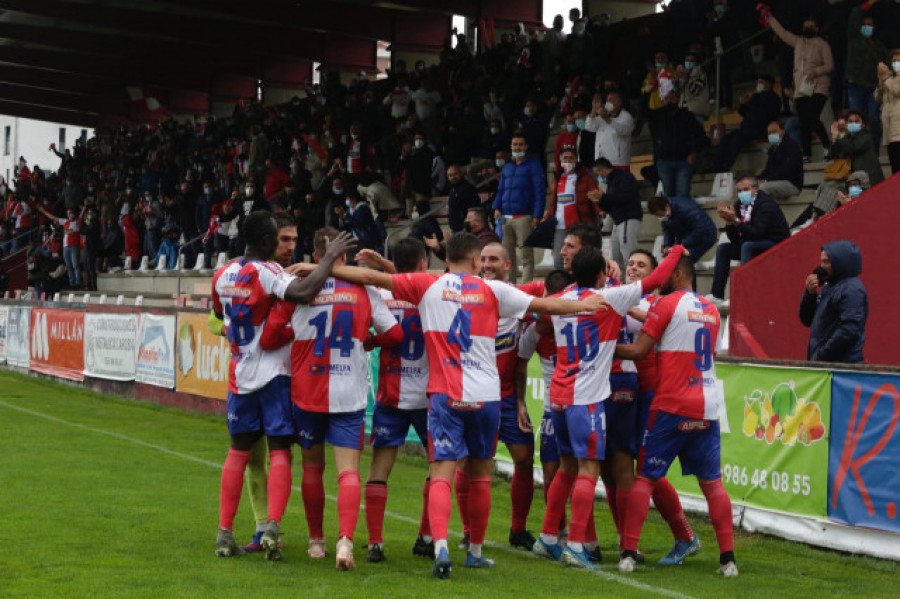 ​El Arosa celebra su ascenso a Segunda RFEF al imponerse en la final del play-off en A Lomba al Somozas por 2-0.