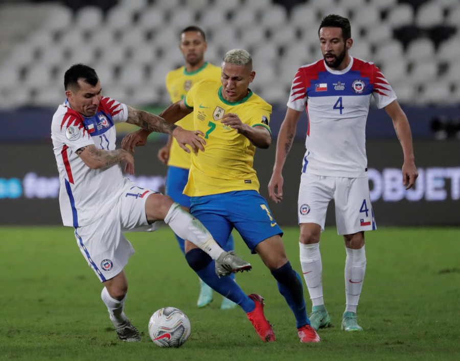 Brasil resiste ante Chile y se cita con Perú en semifinales