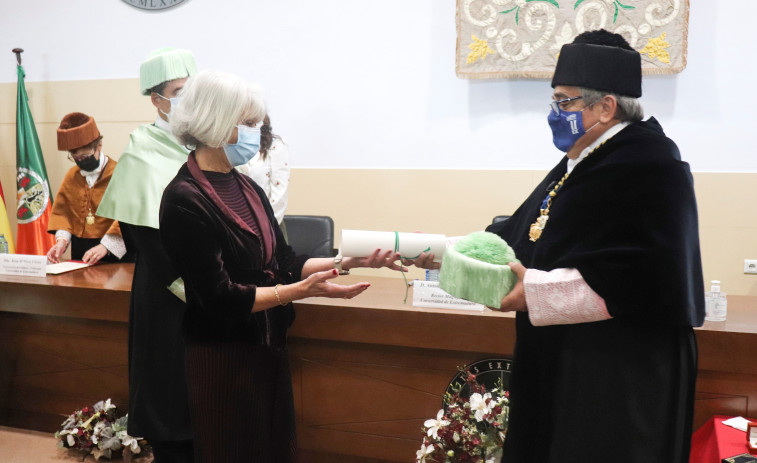 La Universidad de Extremadura entrega a Juan de Dios Román el doctor honoris causa póstumo