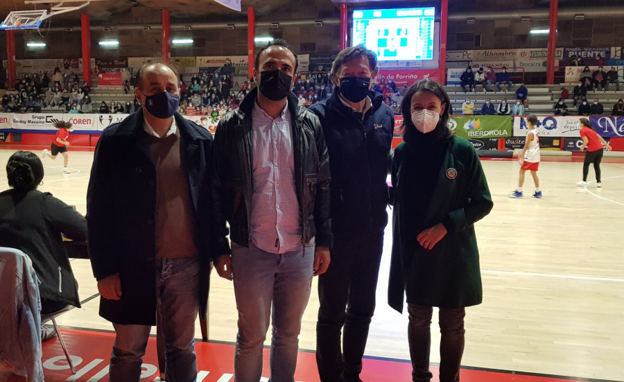 ​Lete Lasa asiste ao partido do Porriño Baloncesto Base na estrea do novo videomarcador