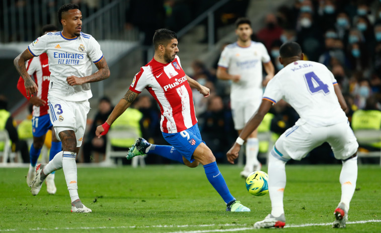 El Real Madrid tiñe el derbi y la Liga de blanco