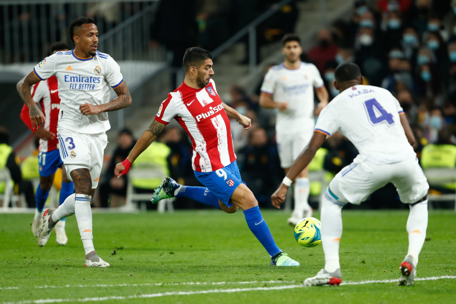 El Real Madrid tiñe el derbi y la Liga de blanco