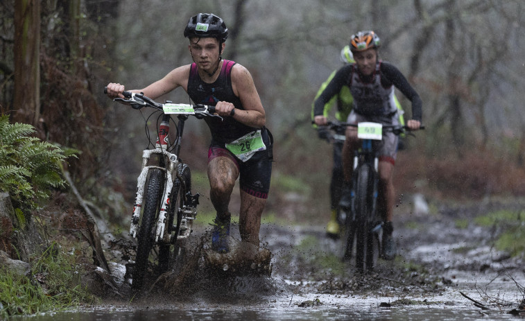 Alexandre Otero y Mar Delgado ganan el XIII Duatlón de Reis de Vimianzo