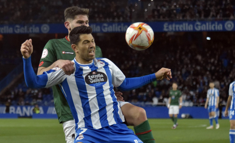 Al Deportivo se le atraganta un derbi coruñés con polémica