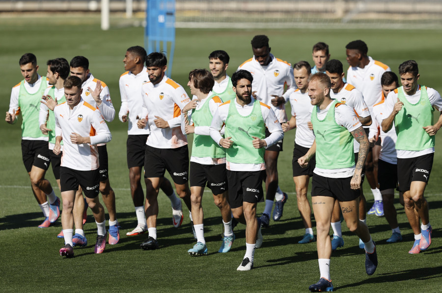 El Valencia volverá al trabajo mañana con menos de la mitad de la plantilla