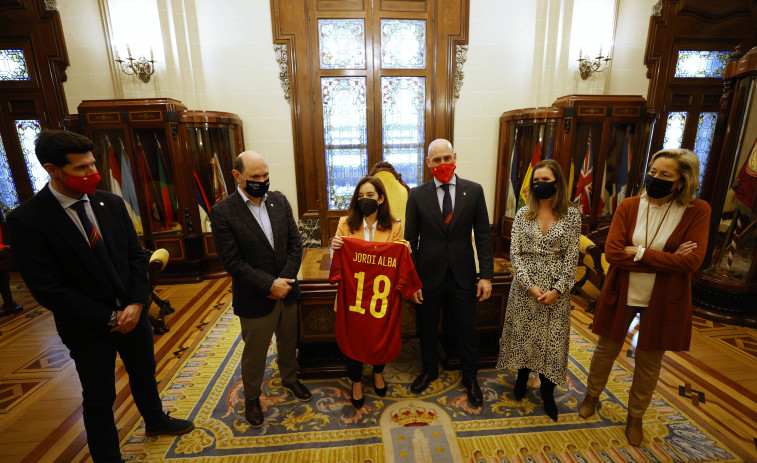 La alcaldesa de A Coruña recibe de Rubiales la camiseta de Jordi Alba