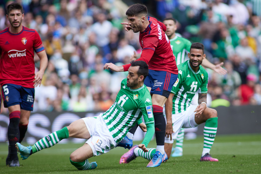 El Betis golea a Osasuna para no perder la estela de la 'Champions'