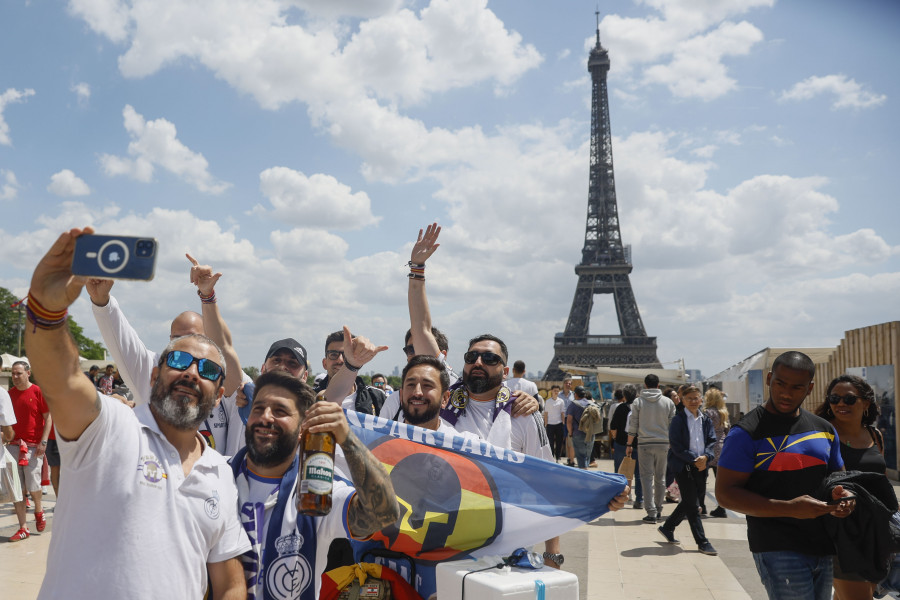 El madridismo asalta la Torre Eiffel