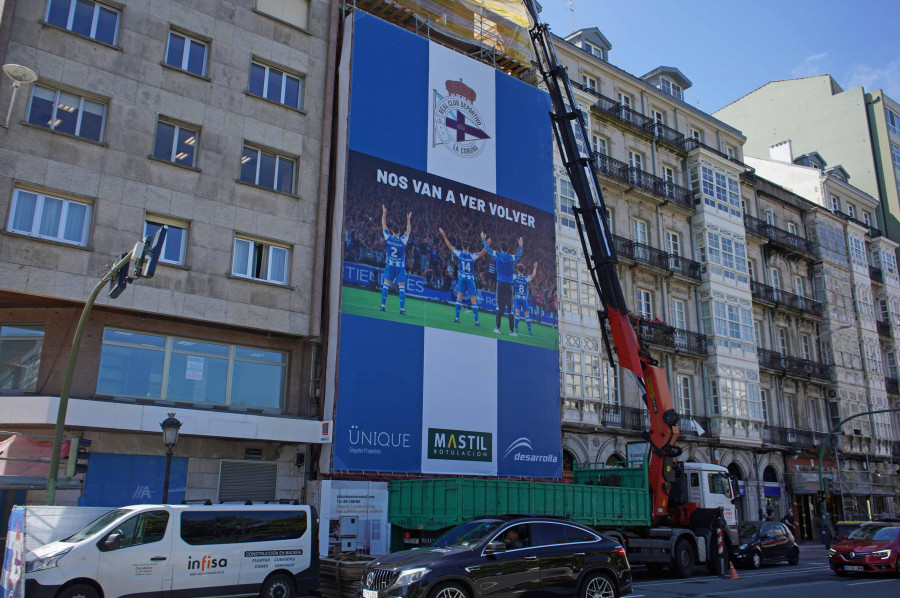 Riazor, lleno y engalanado