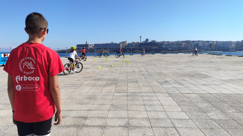 El verano tiene un matiz diferente con Escola Triatlón Coruña