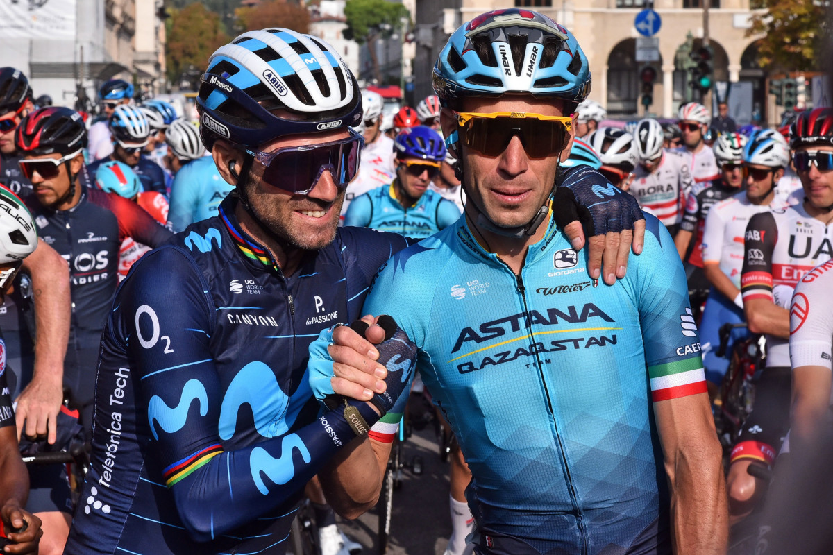 El español Alejandro Valverde (i) y el italiano Vincenzo Nibali (d) se saludan al comienzo del Giro de Lombardia