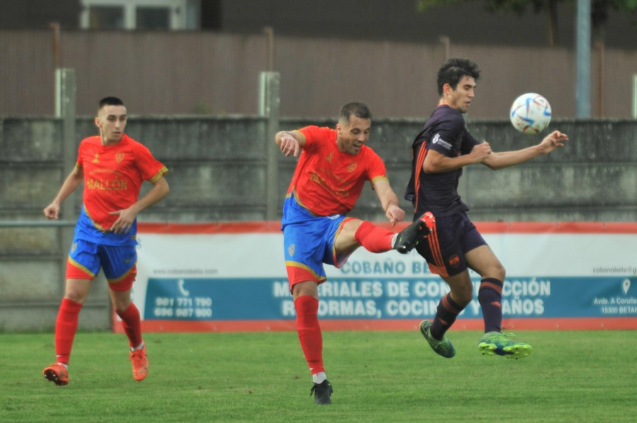 El Betanzos castiga los errores flagrantes del Montañeros (3-1)