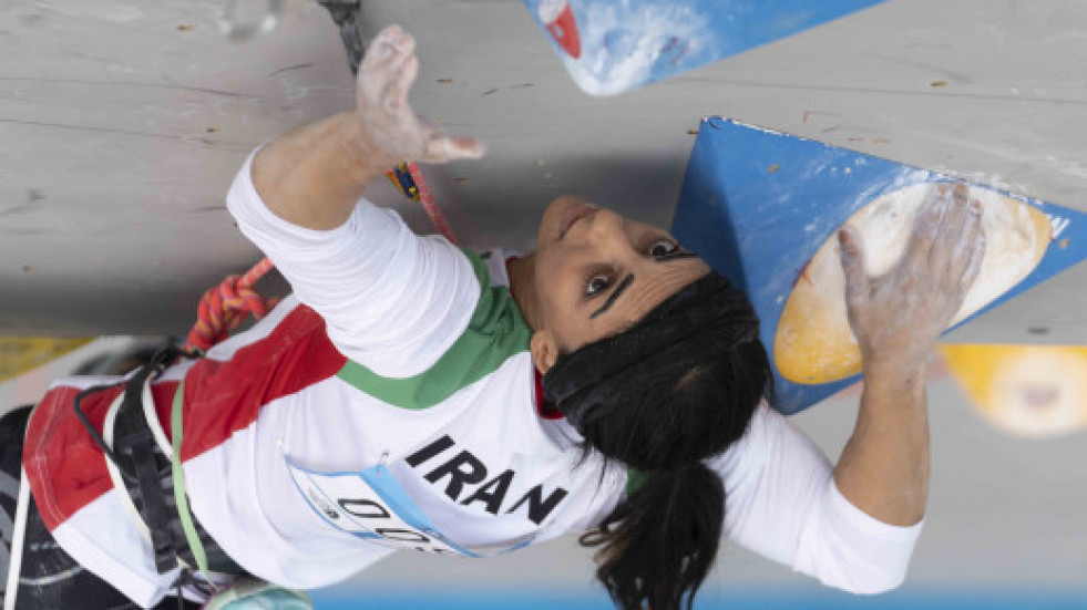 La escaladora iraní Elnaz Rekabi alega que el hiyab se le cayó por accidente