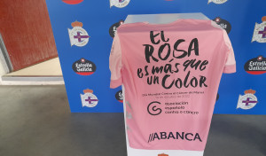 El Depor entrena con camisetas que subastará para la ayuda contra el cáncer de mama