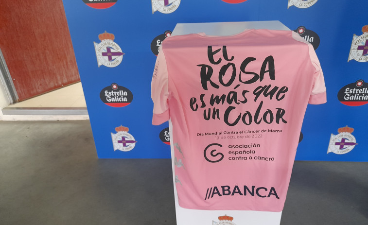 El Depor entrena con camisetas que subastará para la ayuda contra el cáncer de mama