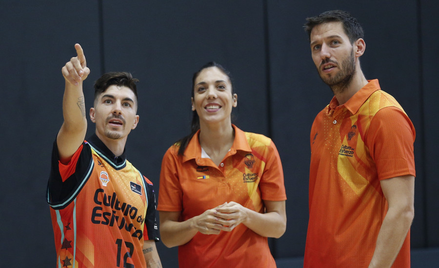 Los pilotos del Mundial cambian las motos por pelotas de baloncesto