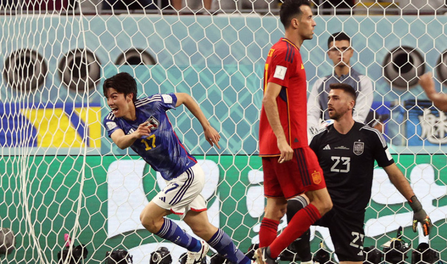 España pierde pero pasa a octavos (2-1)