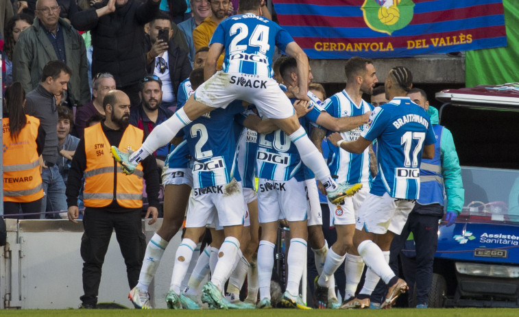 El Espanyol, a seguir vivo en la Copa tras coger aire en el derbi