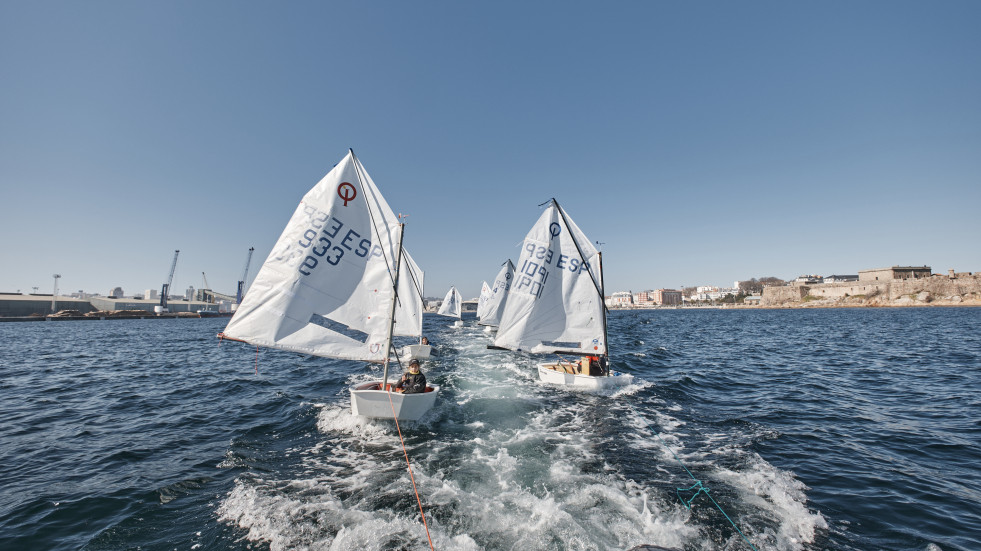 El viento amargó la fiesta del Campeonato Gallego de Optimist