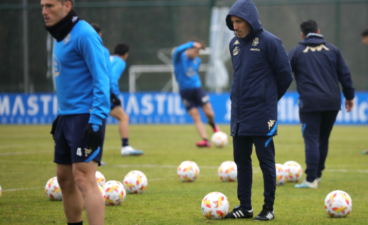 Óscar Cano prueba un once con dos puntas